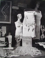 SCHAUFENSTER EINES ORTHOP�DEN (ORTHOPEDIC SHOP WINDOW)